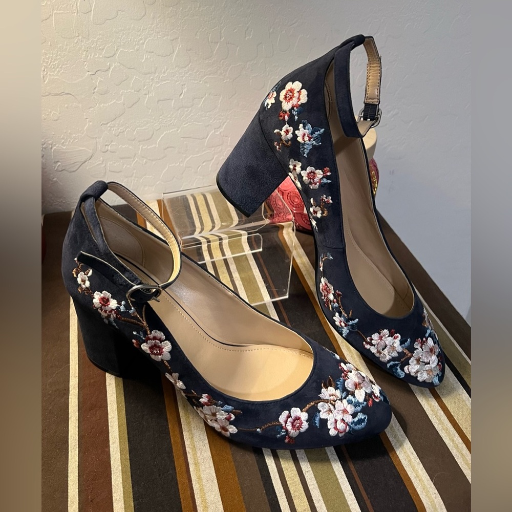 WHBM Navy Blue Flower Bethany Embroidered Heels NWOT 9M